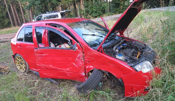 Policie pátrá po svědcích dopravní nehody na Trutnovsku. Řidič nezvládl řízení, skončil v nemocnici