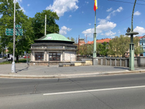 Oprava secesního kiosku na mostě v Hradci Králové dosud vyšla na asi 725 tisíc korun