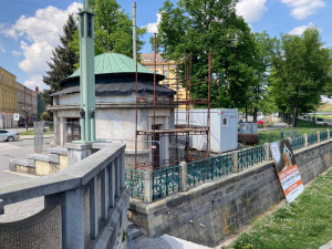 Oprava secesního kiosku na mostě v Hradci Králové dosud vyšla na asi 725 tisíc korun