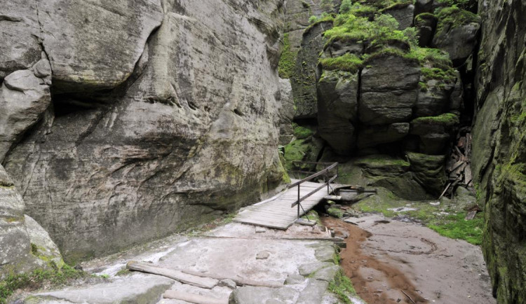 Únik před vedrem nabízejí například Teplické skály. Včera tam bylo deset stupňů