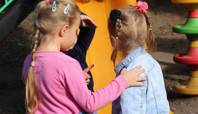 Do školek se nedostanou ani české děti, míní někteří rodiče. Ukrajinské děti se však mohly zapsat až po nich