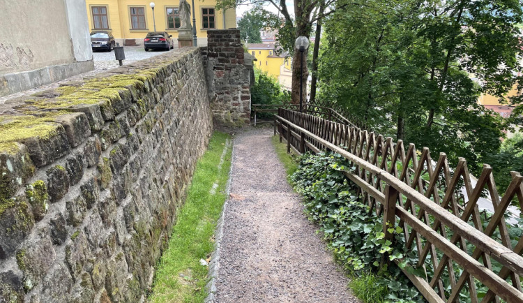 Trutnov se pustil do oprav 20 let staré Kostelní stezky. Lidé ji používají jako zkratku