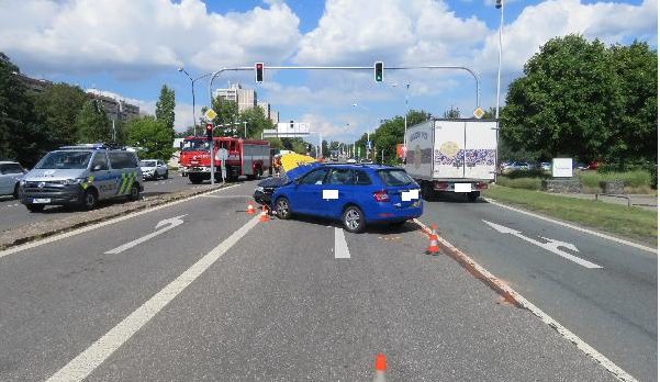 Senior na Rašínově třídě přehlédl červenou a naboural dvě auta. Neměl lékařské potvrzení