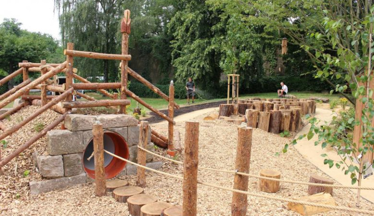 Dětem z MŠ Roháčova ve Dvoře Králové začne sloužit upravená část zahrady od září