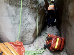 Zásah záchranářů a hasičů v Adršpašských skalách