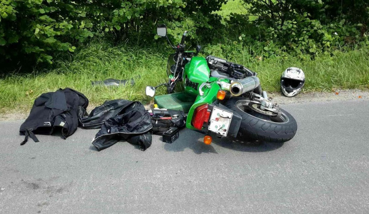 Na Náchodsku zahynul motorkář po nárazu do stromu