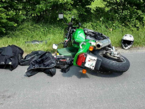 Na Náchodsku zahynul motorkář po nárazu do stromu