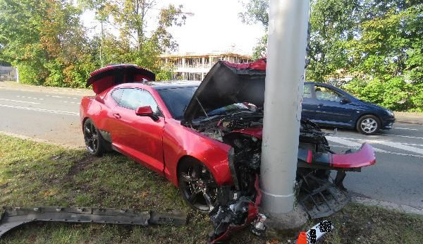 Nehoda Chevroletu Camaro v Hradci Králové
