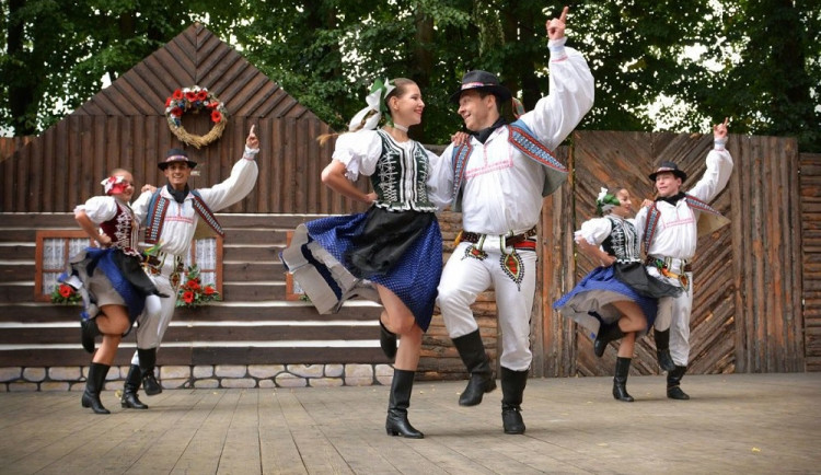 Na folklorní festival v Červeném Kostelci zamíří soubory z Česka i zahraničí