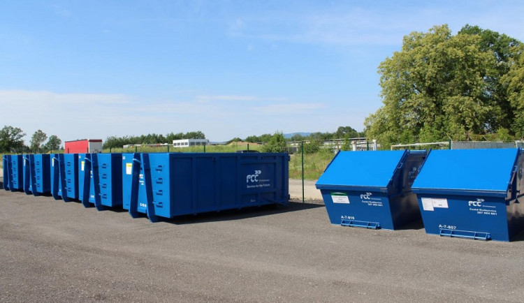 Vandalové zapalovali kontejnery, město je odstraní