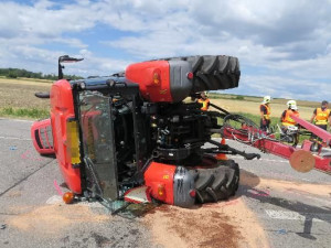 Předjížděla traktor na zákazu předjíždění. Po nehodě jsou tři zranění a milionová škoda