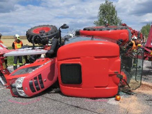 Převrácený traktor po střetu s osobním autem