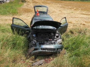 Osobní auto, které po střetu skončilo v poli