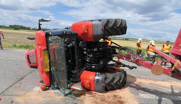 Převrácený traktor po střetu s osobním autem