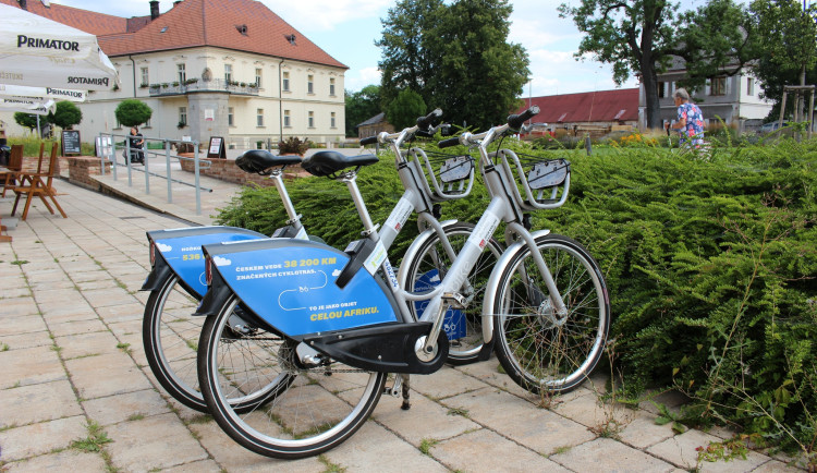 Dvůr Králové přesunul některá stanoviště sdílených kol. Několik dalších radnice přidala