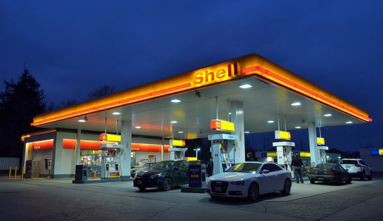 Průměrná cen benzinu v Česku klesla pod 42 korun. V hradeckém kraji jde natankovat pod 40 korun