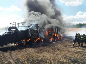 Na Trutnovsku hořel traktor s lisem. Škoda je odhadem osm milionů korun