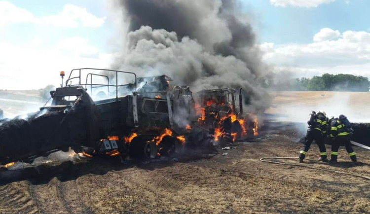 Na Trutnovsku hořel traktor s lisem. Škoda je odhadem osm milionů korun