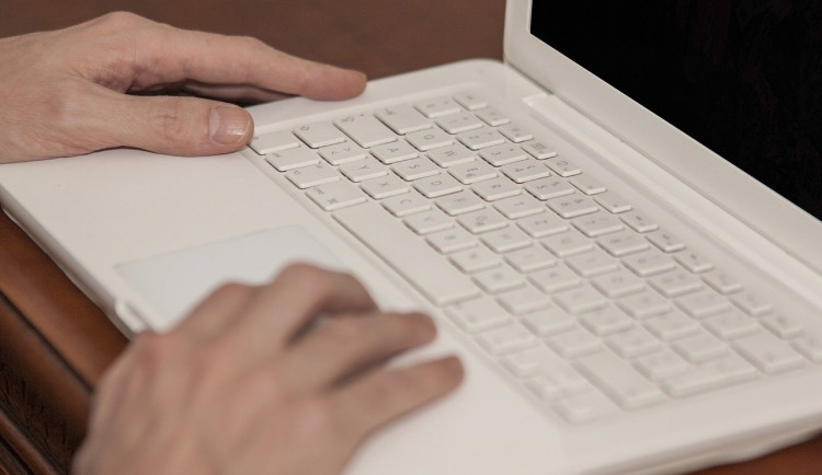 Senior chtěl investovat, podvodník ho okradl o 300 tisíc