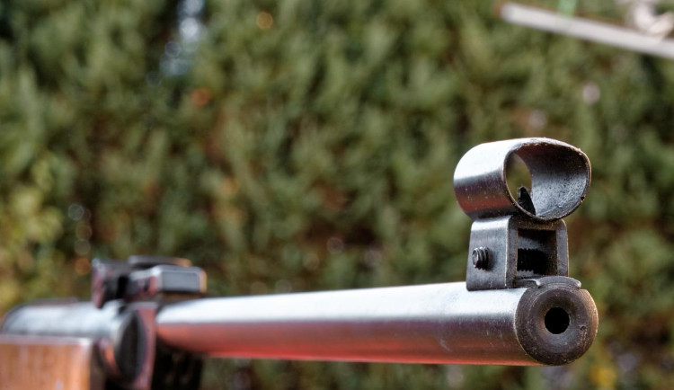 Ve Volarech někdo střílel na vlak, kde byli tři lidé. Policie hledá svědky