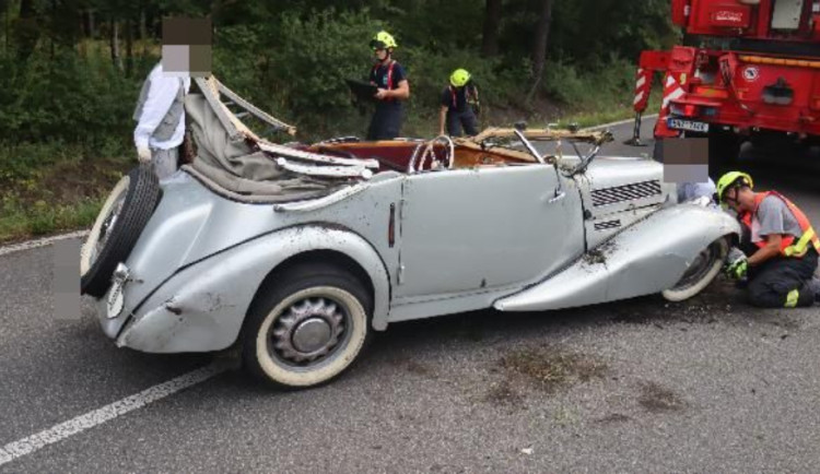 Řidič boural s historickým vozem AERO 50. Na mokré silnici dostal smyk