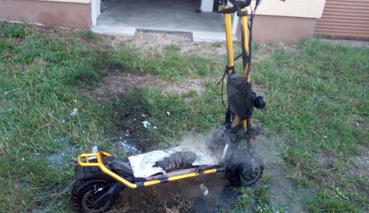 Baterie elektrokoloběžky způsobila požár přístřešku u rodinného domu