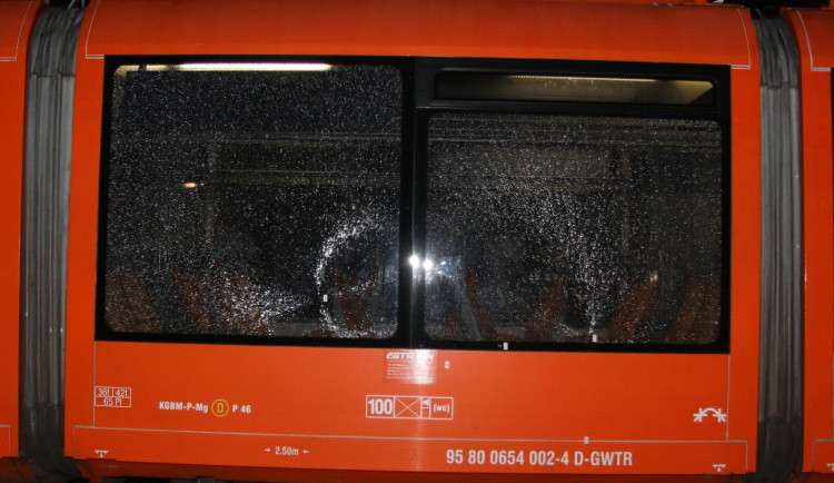 Policisté zadrželi muže, který střílel na vlak ve Volarech