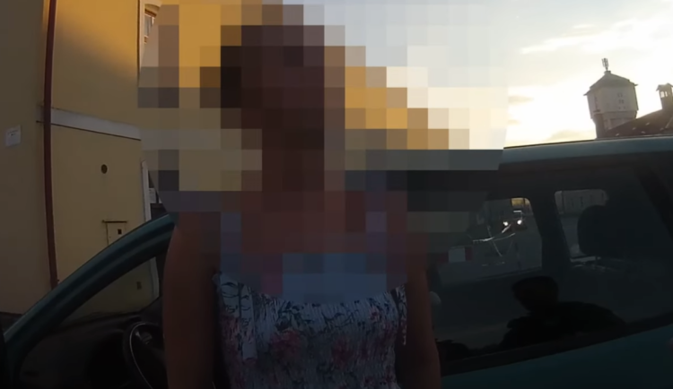 Žena hlídce odmítla dýchnout, vymlouvala se na rostoucí moudrák. Nakonec měla 3,5 promile