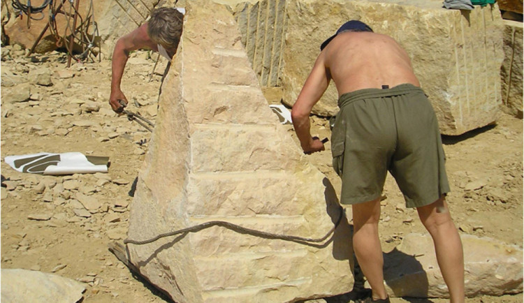 Kameníci vylomili poslední kámen pro obřího trpaslíka u Hořic o váze 68 tun