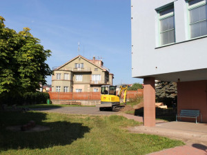 V areálu školy 5. května ve Dvoře vznikne nové multifunkční hřiště. Možná bude sloužit veřejnosti