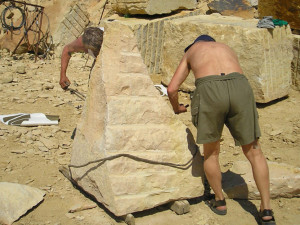 Kameníci vylomili poslední kámen pro obřího trpaslíka u Hořic o váze 68 tun