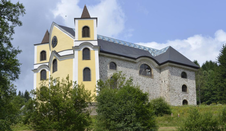 Oprava prosklené střechy kostela v Neratově za 19 milionů je v polovině