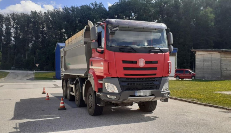 Řidič tatry překročil maximální hmotnost nákladu o deset tun. Společnost dostala stotisícovou pokutu