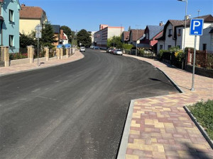 Rekonstrukce ulice Konecchlumského v Jičíně finišuje. Zvýší bezpečnost dopravy