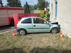 Na Novém Hradci Králové narazil senior autem do domu. Nehodu nepřežil