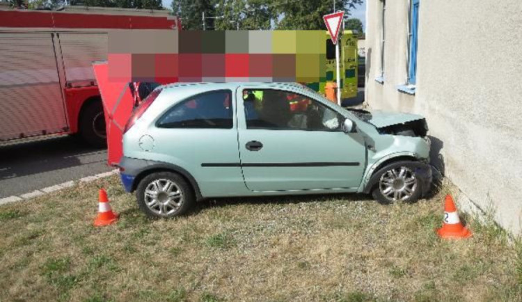 Na Novém Hradci Králové narazil senior autem do domu. Nehodu nepřežil