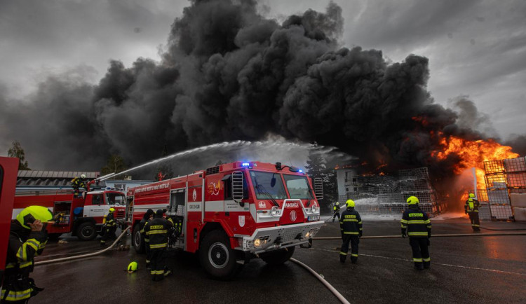 VIDEO: V Novém Městě nad Metují hořelo v průmyslovém areálu v Náchodské ulici