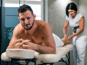 Pivní lázně Svijany lákají na koupel v dubových vanách