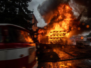V Novém Městě nad Metují hořelo v průmyslovém areálu v Náchodské ulici