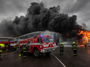 VIDEO: V Novém Městě nad Metují hořelo v průmyslovém areálu v Náchodské ulici