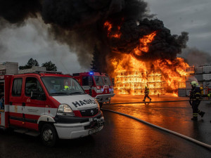 V Novém Městě nad Metují hořelo v průmyslovém areálu v Náchodské ulici