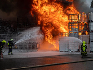 V Novém Městě nad Metují hořelo v průmyslovém areálu v Náchodské ulici