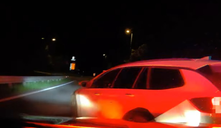 Policejní honička skončila až po kilometrech PIT manévrem. Řidič nadýchal téměř 1,5 promile