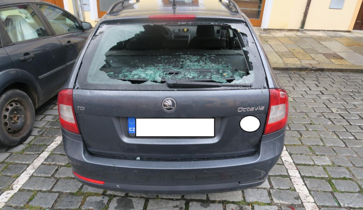 VIDEO: Cyklista najel do zaparkovaného auta a prorazil zadní sklo