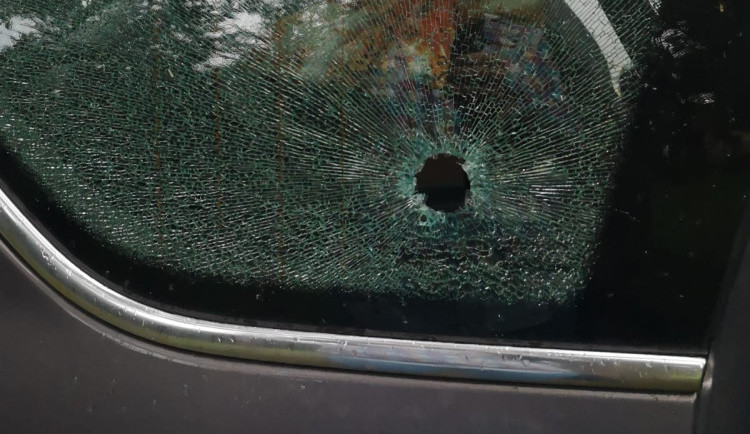 Ozvala se rána a tříštění skla. Policie prošetřuje, zda někdo vystřelil na auto