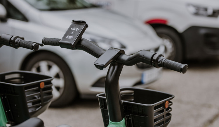 Hradec Králové bude mít elektrokola. Bezohledné parkování zakáže aplikace