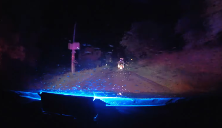 Motorkář na drogách a bez papírů se pokusil ujet policejní hlídce. Za zády měl spolujezdce