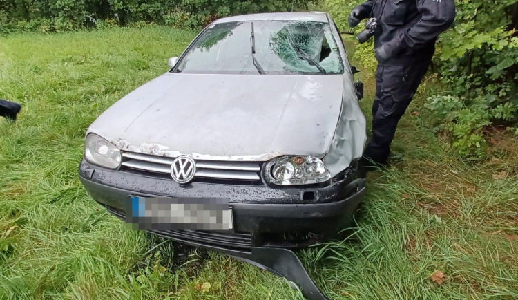 Řidič srazil dva chodce a z místa nehody ujel. Jeden zemřel na místě, druhý ve vrtulníku
