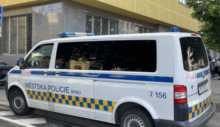 Jste podčlověk, křičel muž s nožem na sekuriťáka na nádraží v Brně