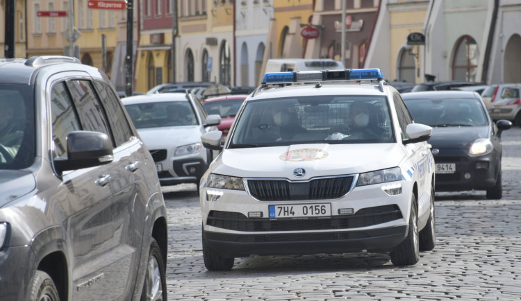 Žena v Hradci Králové zaparkovala a odešla. Cestu zpět ji pomohli najít strážníci městské policie